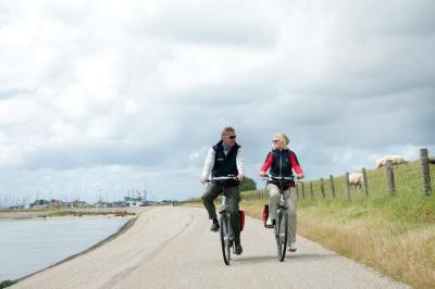 Radfahrer am Ufer des IJsselmeers