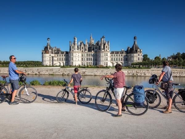 Radfahrer an der Loire bei Schloss Chambord