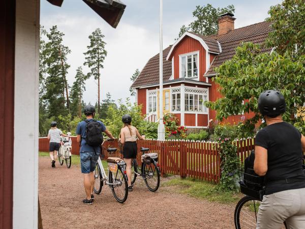 Radfahrer in Astrid Lindgrens Filmlandschaft