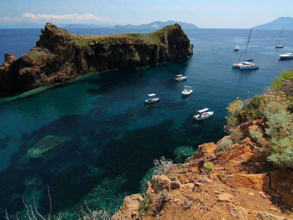 Bucht mit Segelbooten auf Panarea