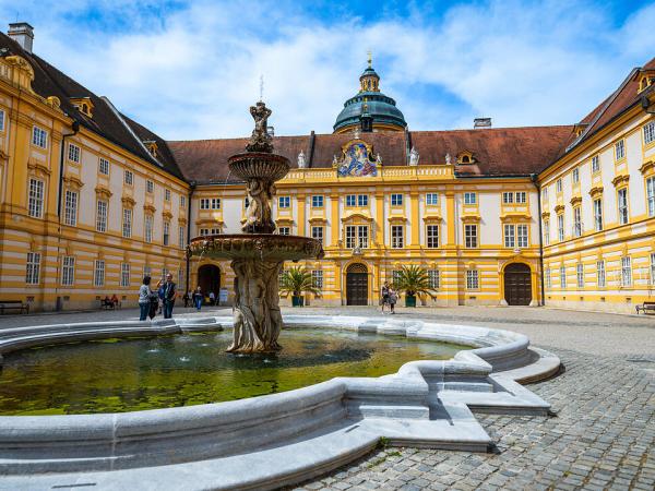 Stift Melk - Innenhof mit Brunnen