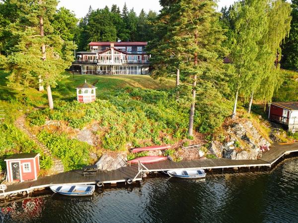 Blick auf das Hotel Ullinge vom Seeufer aus