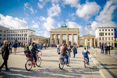 Brandenburger Tor in Berlin mit Radfahrern