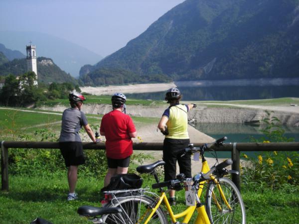 Radfahrer am weg nach Bassano del Grappa 