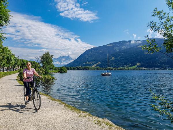 Radfahrerin fhrt um den Zeller See