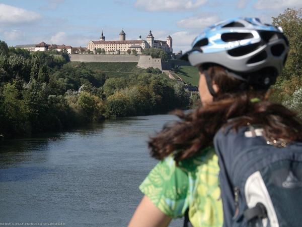 Radfahrerin vor Wrzburg