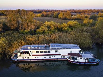 Hotelschiff im Abendrot