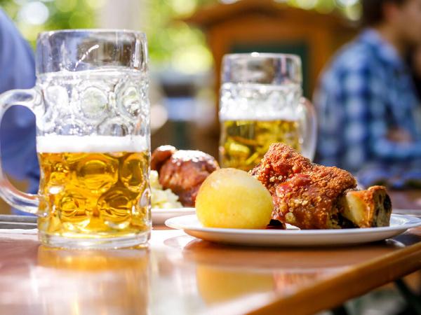 Deftiges Biegartenmen Mass und Haxn