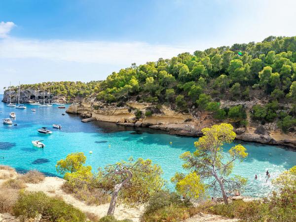 K�ste von Mallorca mit Booten