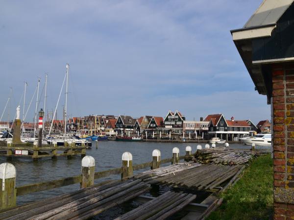 Volendam Blick vom Hafen auf die Stadt