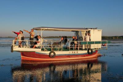 mit dem Beiboot durch die Kanle des Donaudeltas