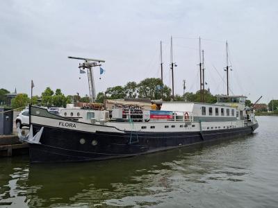 Rad-Kreuzfahrtschiff Flora angedockt