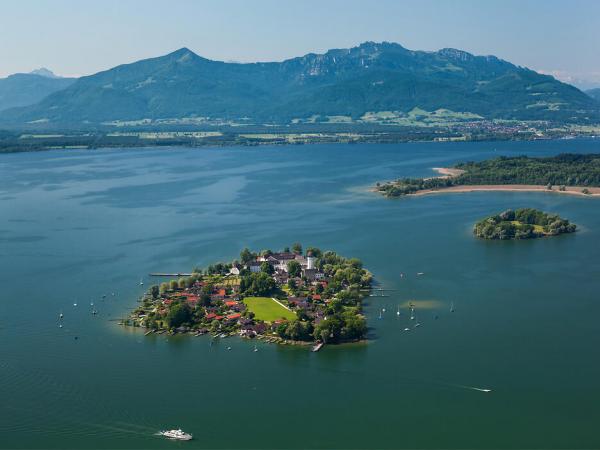 Traunstein beim Chiemsee - Blick auf die Fraueninsel