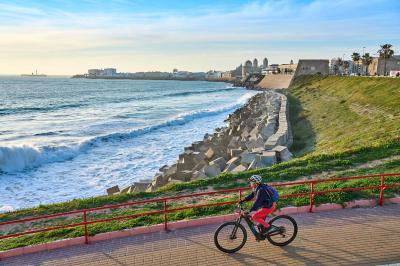 Radfahrerin an der Promenade in Cadiz