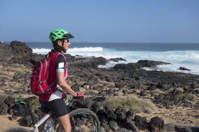 Radfahrer auf Lanzarote mit Blick aufs Meer