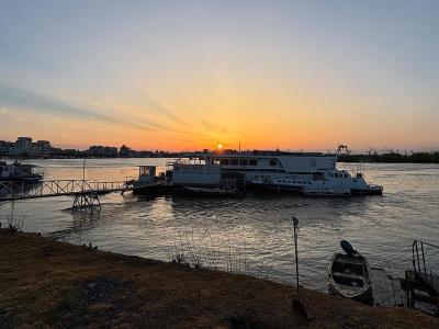 Schiff im Sonnenuntergang