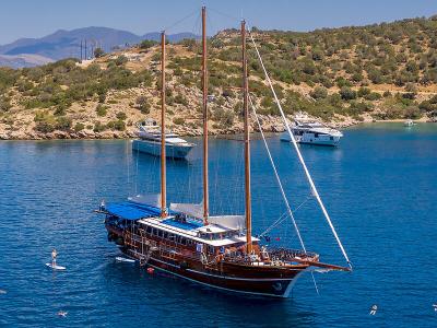 Thalassa ankert in einer Bucht