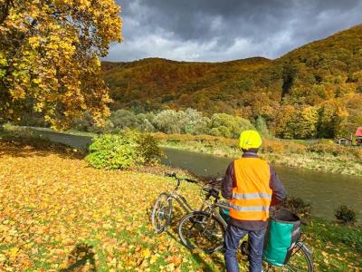 Radfahren in Herbstlandschaft