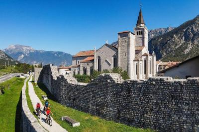 Radfahrer am Alpe-Adria Radweg bei Venzone