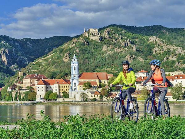 Radfahrer vor Drnstein/Wachau