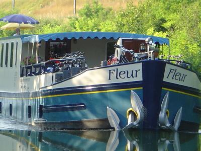 Fleur unterwegs am Fluss