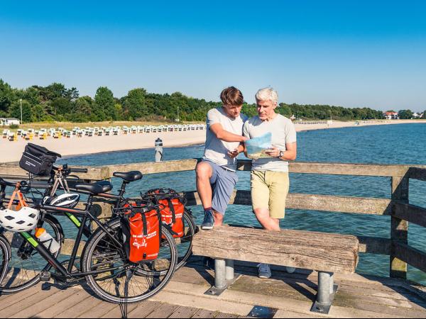Radfahrer am Ostenseekstenradweg bei Boltenhagen