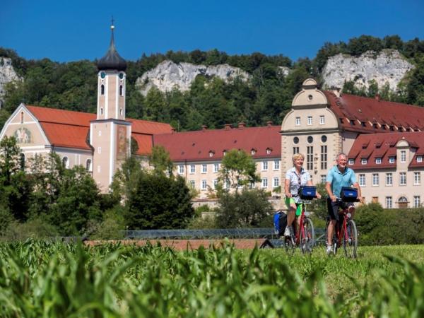 Radfahrer beim Kloster Beuron