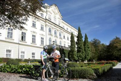 Radler vorm Schloss im Salzkammergut