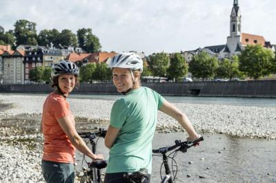 Radfahren am Isarradweg bei Bad Tlz