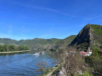 Schiff in der Wachau entlang der Donau mit blauem Himmel