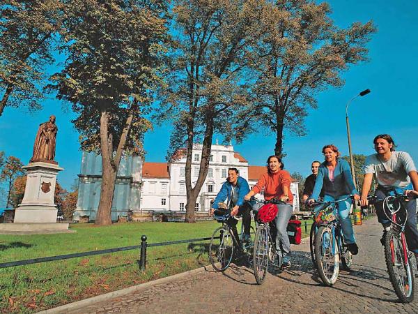Fahrradfahrer am Schloss Oranienburg im Ruppiner Land, Radweg Berlin-Kopenhagen