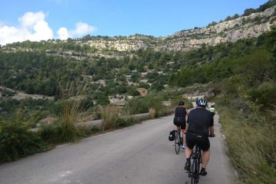 Radfahrer in der Sizilianischen Landschaft