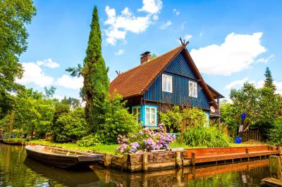 Holzhaus mit Booten und Steg im Spreewald