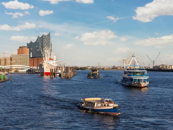 Hamburg Hafen mit Blick auf die Elbphilharmonie