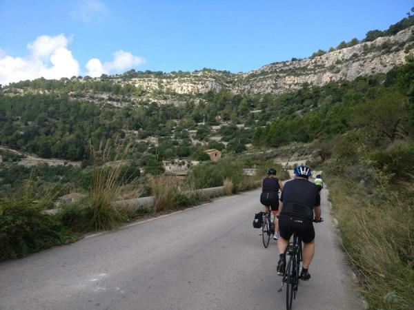 Radfahrer in der Sizilianischen Landschaft