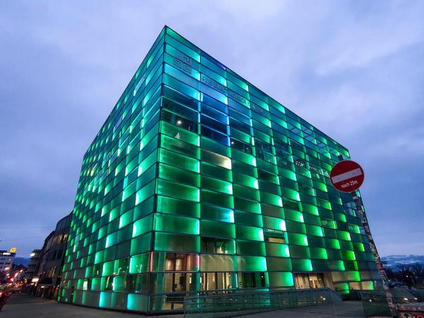 Das beleuchtete Ars Electronica in Linz bei Nacht.