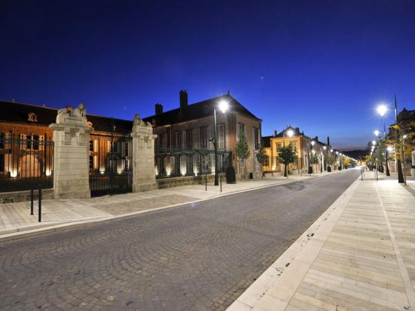 Champagne mit Rad + Schiff - Epernay - die Avenue de Champagne im abendlichen Lichterglanz