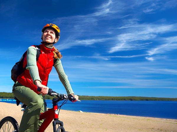 Radfahrer am See