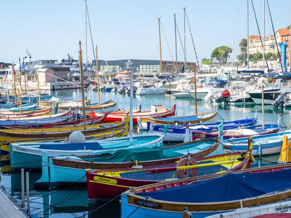 Segelboote und Jachten im Hafen von Nizza