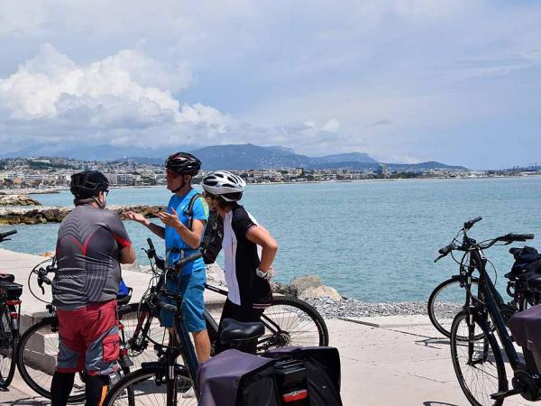 Radreise Cte dAzur - Nizza - Radfahrer an der Promenade dAnglais