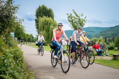 Radfahrer am Neckarradweg bei Heidelberg