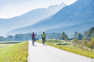 Radfahrer auf dem Alpe Adria Radweg