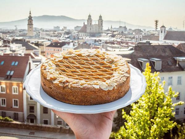 Linzer Torte und Blick auf Linz