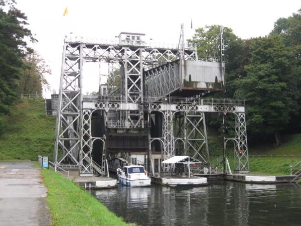 Historischer Schifflift am Canal du Centre