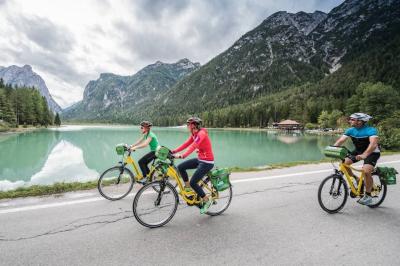 Cyclists in front of a mountain lake 