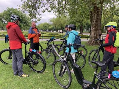 Radfahrer mit Guide