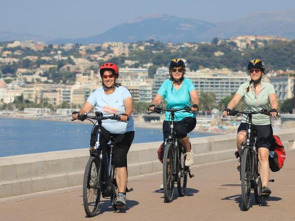 Radfahrergruppe an der Promenade des Anglais in Nizza