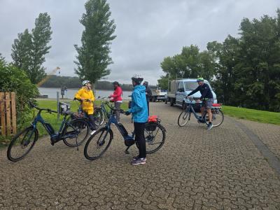 Radlergruppe im Regen