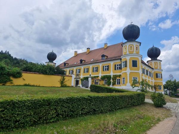 Schloss Rampsau mit markanten Zwiebeltrmen