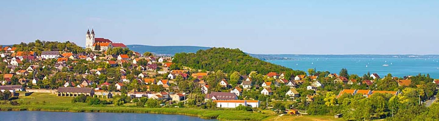 Blick auf den Plattensee mit Halbinsel Tihany | © Fotolia/andras_csontos
